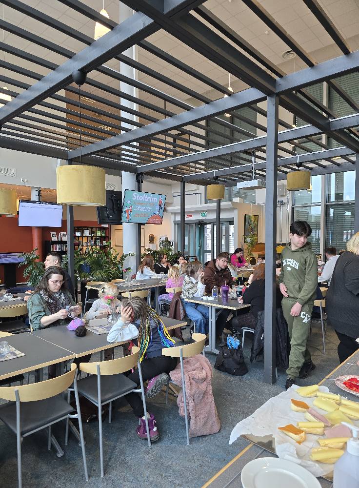 Folk samlet i lokalet på Familietreffen