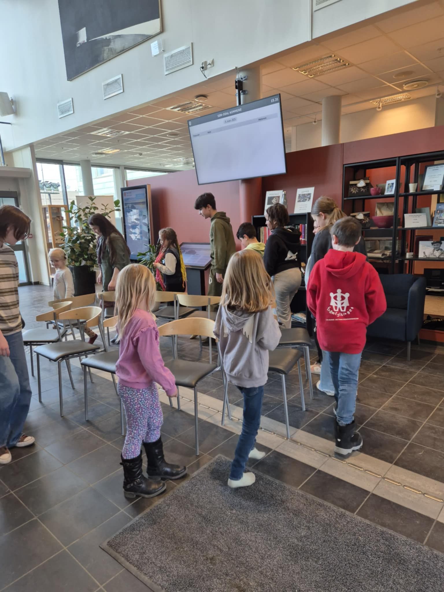 Barn og voksne samlet i aktivitet på Familietreffen