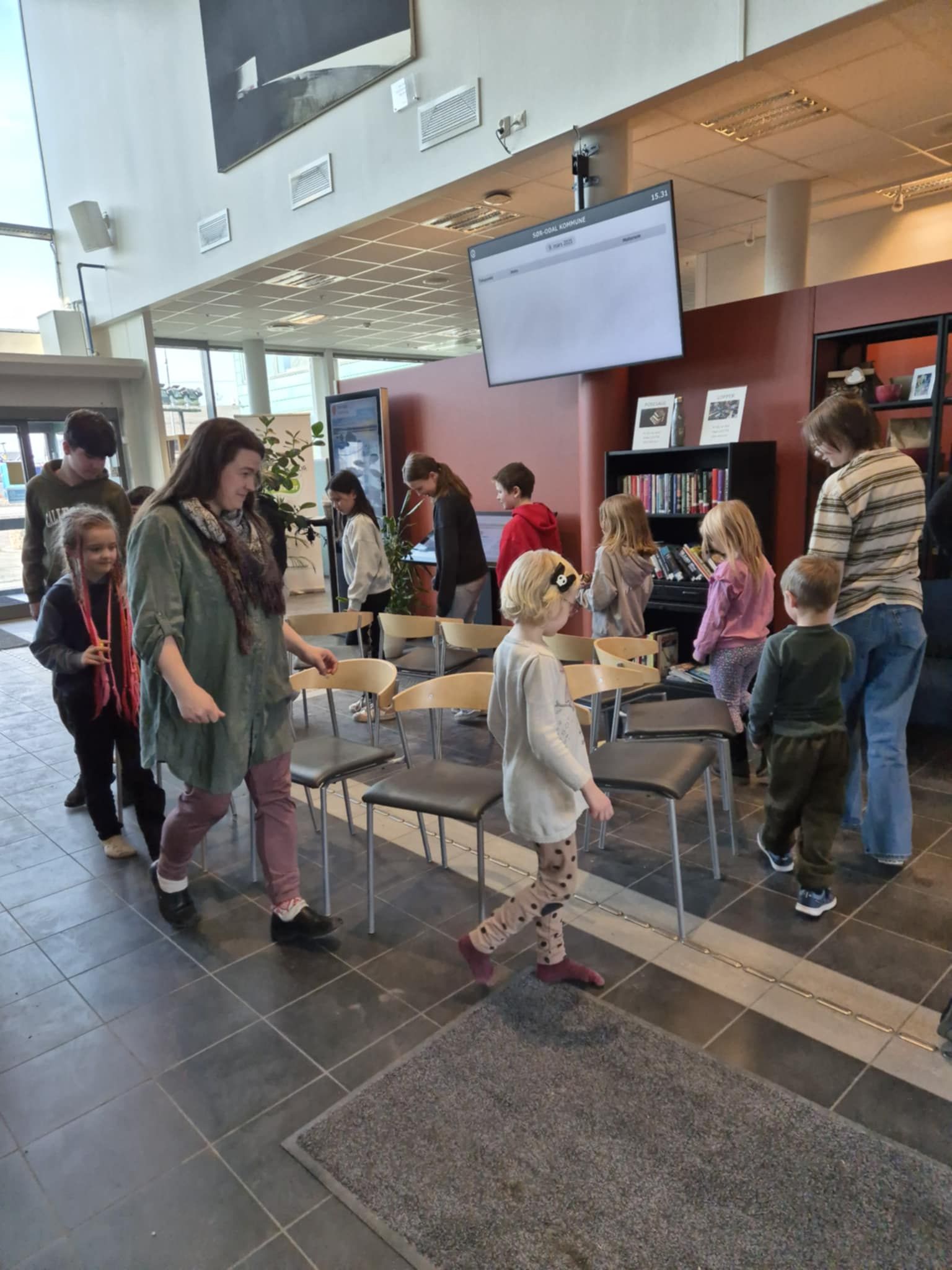 Folk samlet rundt bordene på Familietreffen