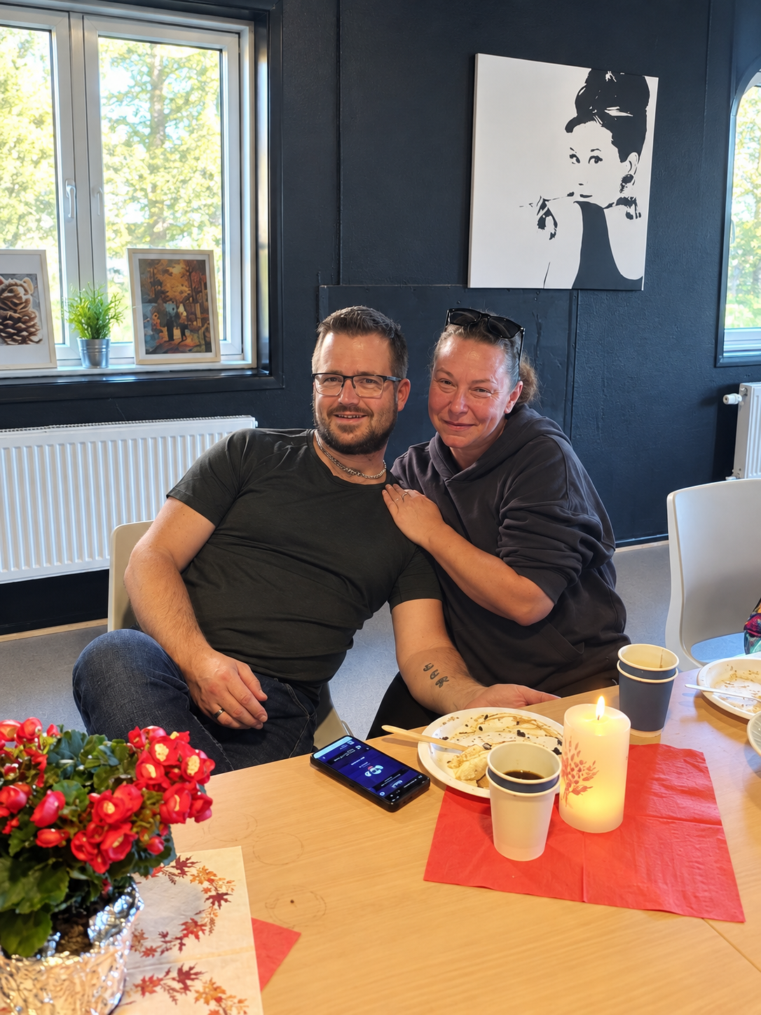 To deltakere ved bordet på Familietreffen