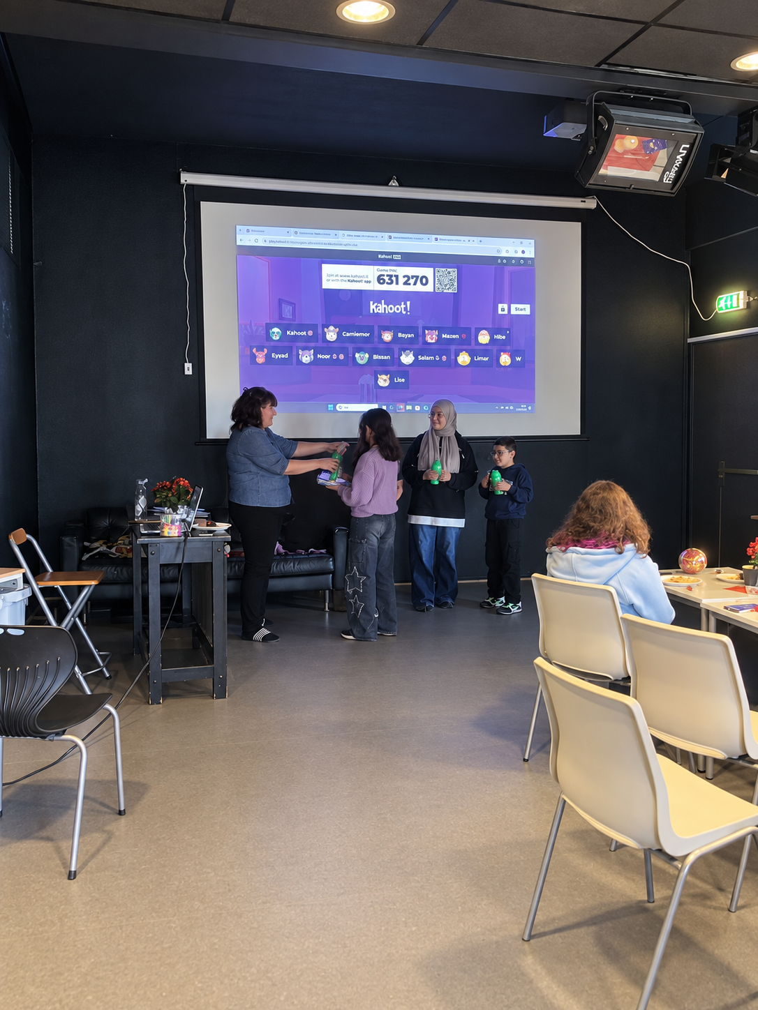 Deltakere foran skjermen under Kahoot på Familietreffen